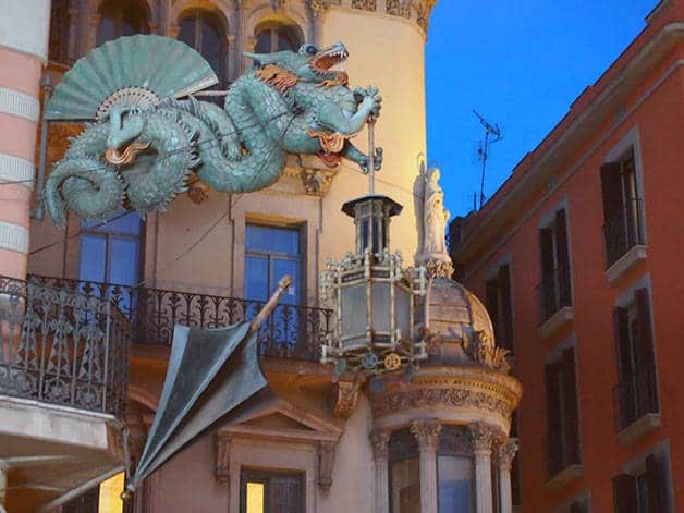 dragon and umbrella on the Ramblas: weird Barcelona
