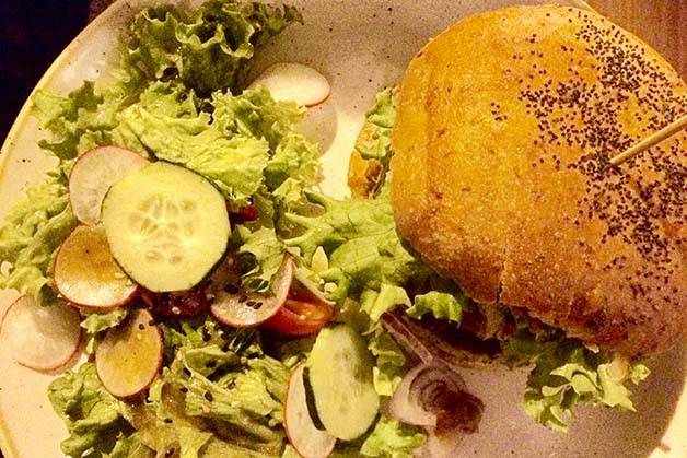 Menssana-burger and salad