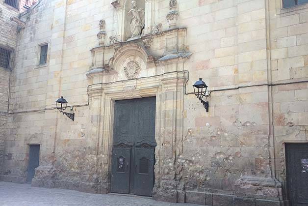 Gothic quarter Barcelona shell marks