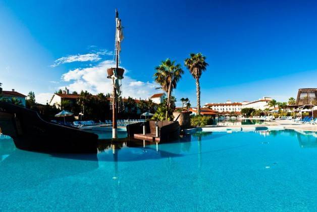 hotels in Port Aventura pool