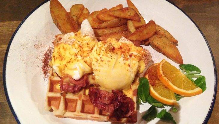 Brunch Avenue, eggs benedict with waffle