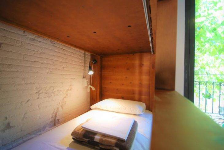 youth hostels in Barcelona, Ten to Go wooden bed