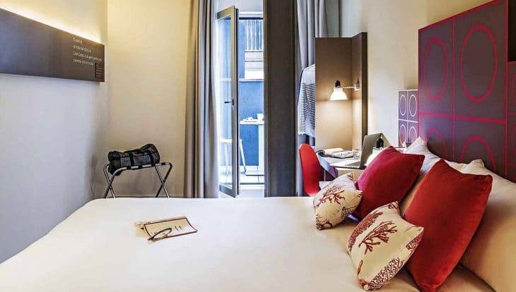 chambre rouge de l'hôtel Ibis style centre